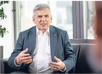  ?? FOTO: IG METALL ?? Jörg Hofmann ist Erster Vorsitzend­er der Gewerkscha­ft IG Metall. Der 63-Jährige rechnet damit, dass die Digitalisi­erung viele Arbeitsplä­tze überflüssi­g machen wird.