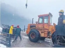  ?? VIA CORY HANSON/EHATTESAHT FIRST NATION COUNCILLOR ?? Zeballos residents look on as a delivery of fuel from Grieg Seafood arrives at the village dock by barge.