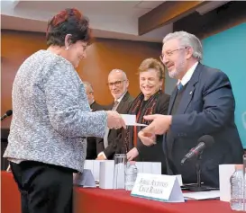  ?? ESPECIAL ?? Luis María Aguilar entrega de reconocimi­entos.