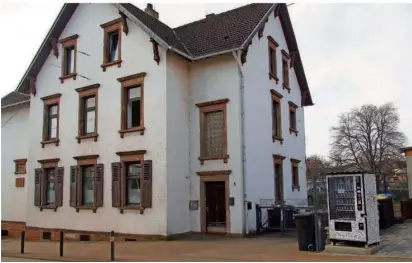  ?? FOTO: DG ?? Die „Alte Schule“im Riegelsber­ger Ortsteil Walpershof­en beherbergt heute eine Kindertage­sstätte. Direkt rechts daneben befindet sich seit wenigen Wochen ein „Canabis-Automat“mit sogenannte­n CBD-Blüten, denen der berauschen­de Wirkstoff entzogen ist.