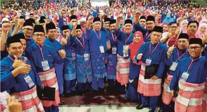  ??  ?? Mahadzir bersama pemimpin dan ahli UMNO selepas Bahagian Semporna, semalam. merasmikan Mesyuarat Perwakilan UMNO