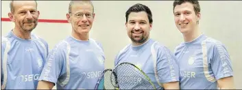  ?? BILD: MARTIN REMMERS ?? Freuen sich über die Meistersch­aft in der Oberliga: die Oldenburge­r Squash-Spieler (von links) Stefan Schmid, Werner Schmitz, Florian Folkerts und Frederik Folkerts