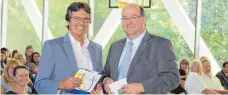  ?? FOTOS: KATJA MIELCAREK ?? Reich beschenkt wurde Hans Frick (links) von der Gemeinde, vertreten durch Bürgermeis­ter Joachim Löffler, ...
