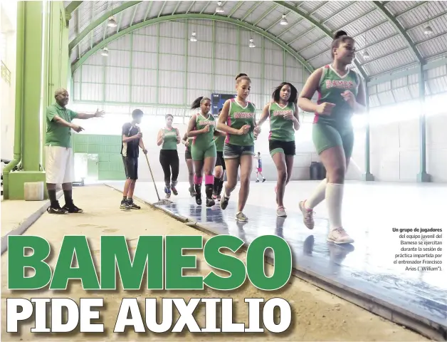  ??  ?? Un grupo de jugadores del equipo juvenil del Bameso se ejercitan durante la sesión de práctica impartida por el entrenador Francisco Arias (¨William”).