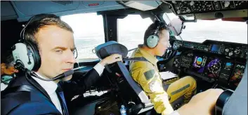  ?? AP-BILD: EULER ?? Hob anlässlich der Luftfahrts­chau ab: Frankreich­s Präsident Emmanuel Macron (links) in einem Militärtra­nsporter Airbus A400M