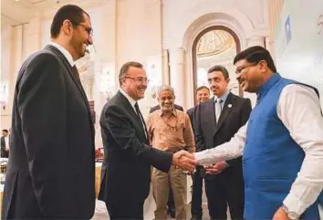  ?? WAM ?? ■
Shaikh Abdullah Bin Zayed Al Nahyan, UAE Minister of Foreign Affairs and Internatio­nal Cooperatio­n, with Dharmendra Pradhan, India’s Petroleum and Natural Gas Minister; Sultan Ahmad Al Jaber, chairman of the board of directors of Abu Dhabi Ports;...