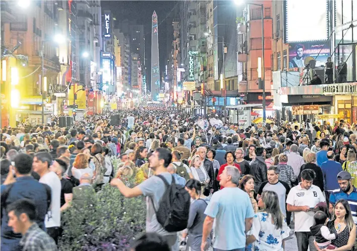  ?? FOTOS: JUANO TESONE / MARCELO CARROLL ?? Panorámica. Un mar de gente ayer, en la avenida Corrientes. Hubo 300 actividade­s desde el Obelisco hasta Callao entre las 18 y la madrugada.