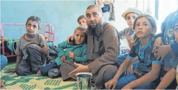  ?? FOTO: TALAL DERKI ?? Mal liebevoll, mal knallhart: Clan-Chef Abu Osama (mit Bart) im Kreise seiner Kinder.
