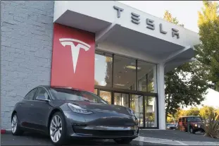  ?? YICHUAN CAO/NURPHOTO/ZUMA PRESS ?? Tesla vehicles are on display at a Tesla store on Oct. 3 in Palo Alto.