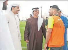  ??  ?? El ‘Kun’ Agüero saluda al Sheikh Mansour (al centro) en Abu Dhabi.