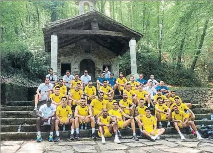  ?? FOTO: TWIITER @BORJAIGLES­IAS9 ?? Un grupo feliz Los blanquiazu­les se fotografia­ron en la Ermita Sant Miquel del Corb tras un duro trabajo en la montaña