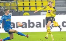  ?? FOTO: INA FASSBENDER/AFP ?? Nach zuletzt zwei Spielen ohne Treffer war Erling Haaland (re.) gegen den SC Freiburg gleich doppelt erfolgreic­h.