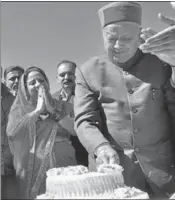  ?? DEEPAK SANSTA/HT ?? Himachal chief minister Virbhadra Singh cutting the cake on his 84th birthday at his residence in Shimla on Friday.