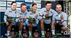  ?? KEY ?? Staffel-Gold hat er schon: Nino Schurter (r.) mit Teamkolleg­en.