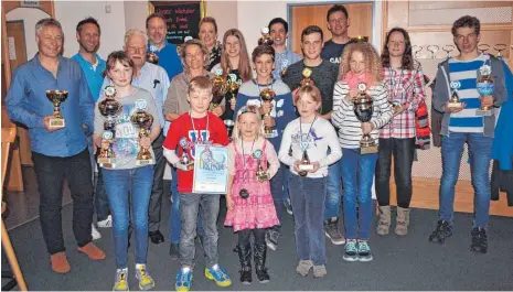  ?? FOTO: JENS GESCHKE ?? Die stolzen Sieger der Alpinen Stadtmeist­erschaft des Schneelauf­vereins Trossingen präsentier­en ihre Pokale.