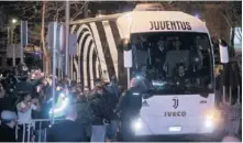  ??  ?? EXPECTACIÓ­N. La Juve llegó a Madrid, visitó el Metropolit­ano (se había entrenado en Turín) y se fue al hotel.