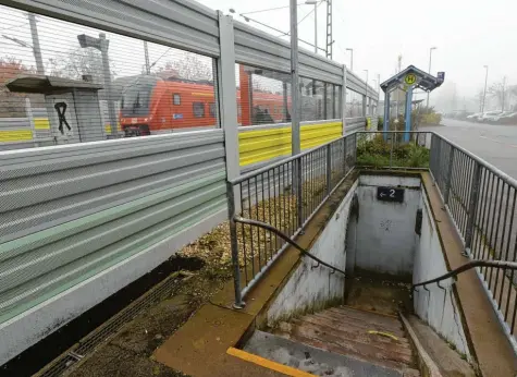  ??  ?? Von Barrierefr­eiheit noch weit entfernt ist im Moment der Langweider Bahnhof.