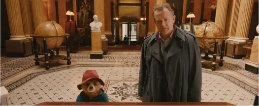  ?? FOTO: STUDIOCANA­L LIMITED 2014 ?? Hugh Bonneville tar sig an den herrelösa nallebjörn­en Paddington.■