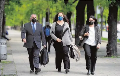  ?? JOSÉ RAMÓN LADRA ?? El equipo de la AVT, encabezado por Araluce (centro), a su llegada a la reunión con Marlaska