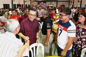  ?? in Karak, Pahang. ?? Pleased to meet you: Liow mingling with the crowd during the CNY dinner at SJK(C) Telemong