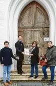  ?? Foto: Göhring ?? Etiketten‰Übergabe vor der Kirche: Ma‰ nuel Knoll, Stadtpfarr­er Daniel Ertl, Christine Drösemeier und Benedikt De‰ niffel.