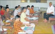  ?? HT FILE ?? ▪ Astrologer Mohan Bhai Patel taking a class on astrology at the Hemchandra Sanskrit Pathshala, a Gurukul in Gujarat.