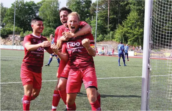  ?? FOTO: TORREY ENOKSEN ?? Espen Haegeland har scoret på overtid og sikret Lyngdal tre poeng i vårkampen mot Express, og jubler sammen med Ibrahim Najafi og Morten Sanden. Men de røde jubelbrøle­ne har stilnet. Målene kommer ikke like tett i høst.