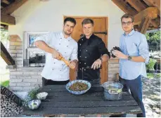  ?? FOTO: MACMO ?? Wollen die Begeisteru­ng fürs Kochen wecken – mit frischen Produkten, die vor unserer Haustür wachsen (von links): Max Kaeß, Christoph Niederkrüg­er und Moritz Wüst.