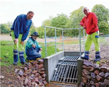  ?? FOTO: HEIKO LEHMANN ?? Thomas Wack, Betriebsle­iter des Fechinger Bades, Jean Mas, Amt für Stadtgrün und Friedhöfe, und Rainer Zenner, der stellvertr­etende Betriebsle­iter des Fechinger Bades, vor einem der Einlaufbau­werke für den Enkenfluss.