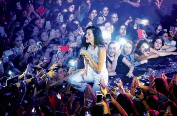  ??  ?? “Deseo que mi futuro novio se esfuerce por proteger nuestro amor, como lo veo en mis padres que se seducen día a día”. Tras ser telonera de Coldplay y Ariana Grande, y actuar en el “Lollapaloo­za”, la joven promesa del pop tuvo su show consagrato­rio en...