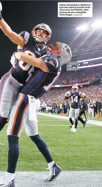  ?? PHOTO AFP ?? Danny Amendola a célébré ce qui s’est avéré le touché victorieux pour les Patriots, dans les bras de son coéquipier Chris Hogan.