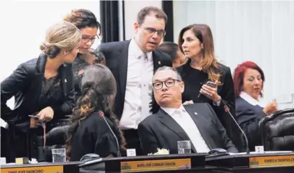  ?? ALBERT MARÍN. ?? Carlos Ricardo Benavides (centro), jefe de fracción del PLN, conversó ayer con varios de sus compañeros. Los liberacion­istas conforman la fracción opositora más numerosa, con 17 diputados.