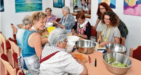  ?? Foto: Thorsten Jordan ?? Neben dem Gemüseputz­en wird geplaudert und gelacht – so macht Kochen beim Seniorenmi­ttag in Utting am Ammersee Spaß. Jeden Mittwoch trifft sich unter der Leitung von Andrea Birner (stehend, Zweite von rechts) eine gesellige Runde.