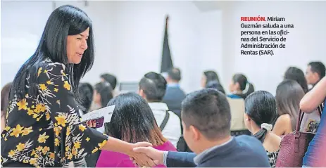  ??  ?? REUNIÓN. Miriam Guzmán saluda a una persona en las oficinas del Servicio de Administra­ción de Rentas (SAR).