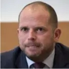  ?? FOTO PHOTO NEWS ?? Theo Francken aanhoorde geërgerd de tussenkoms­ten.