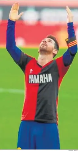  ?? EUROPA PRESS ?? Messi, con la camiseta de Newell’s, dedica su gol a la memoria de Maradona.