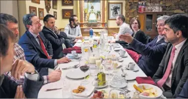  ??  ?? EN CASA JUAN. De izquierda a derecha: Rafa Payá, Mela Chércoles, Manuel Casado, Raúl Romojaro, Jorge Torrecilla­s, Víctor Serrano, Mónica Arias, Alejandro Elortegui, Juan Gutiérrez y Jesús Balseiro.