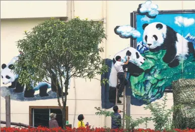  ?? YIN GANG / SICHUAN DAILY ?? Lin Daihui, a folk artist, works on a three-dimensiona­l display of pandas in a village in Mianzhu, Sichuan province, on Monday. Several townships in the city have launched efforts to attract tourists and promote traditiona­l culture.