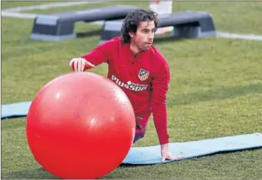  ??  ?? UNO MÁS. Tiago se reincorpor­ó ayer a los entrenamie­ntos del grupo, tras más de dos meses.