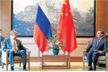  ?? EFE ?? Los ministros de Exteriores ruso, Sergei Lavrov (izq.), y chino, Wang Yi, en su encuentro ayer en Guilin.