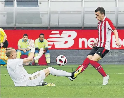  ?? FOTO: MIREYA LÓPEZ ?? Malos finales El Bilbao Athletic se adelantó contra el Mirandés en Lezama, pero en los últimos minutos se vio superado