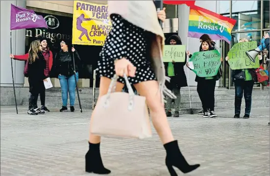  ?? PAU BARRENA / AFP ?? Protesta del colectivo de camareras de piso, conocidas como las kellys, el día internacio­nal de la Mujer del año pasado