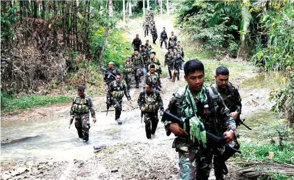  ?? JAY ROMMEL LABRA ?? The government troops sent to combat members of the Abu Sayyaf in Barangay Napo, Inabanga town in Bohol last week.
