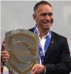  ??  ?? Wigan boss Adrian Lam with last season’s League Leaders Shield