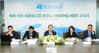  ?? VNA/VNS Photo Anh Tuấn ?? During the meeting held on Thursday in HCM City, it was revealed that Hòa Bình would issue 200 million shares to increase capital at a price of VNĐ12,000 per share, and 74 million shares would be used to swap debt with suppliers and subcontrac­tors, with a par value of VNĐ10,000 per share.
