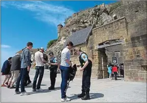  ??  ?? Le Mont a été évacué « par mesure de précaution », a indiqué le préfet.