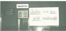  ??  ?? Bild vom Eingang des Kinos Mittelstra­ße 39 aus dem Jahr 1938: „Juden sind hier nicht erwünscht“.