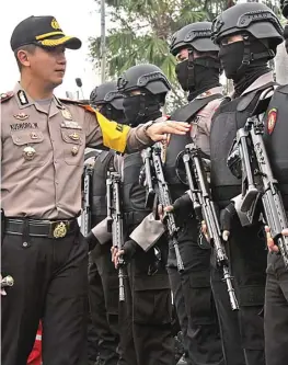  ?? JUMAI/JAWA POS RADAR JEMBER ?? SIAGA: Kapolres Jember AKBP Kusworo Wibowo menginspek­si pasukan. Ada 202 polisi yang bertugas mengamanka­n Lebaran di wilayah Polres Jember.