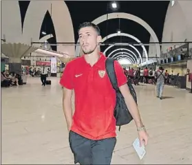  ?? FOTO: TWITTER ?? Lenglet ayer en Sevilla antes de partir hacia Benidorm con la plantilla