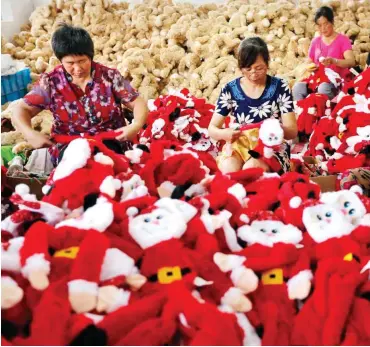  ?? Foto: AFP/STR China ?? Weihnachts­mannfigure­n werden in einer Fabrik in der ostchinesi­schen Provinz Jiangsu hergestell­t.